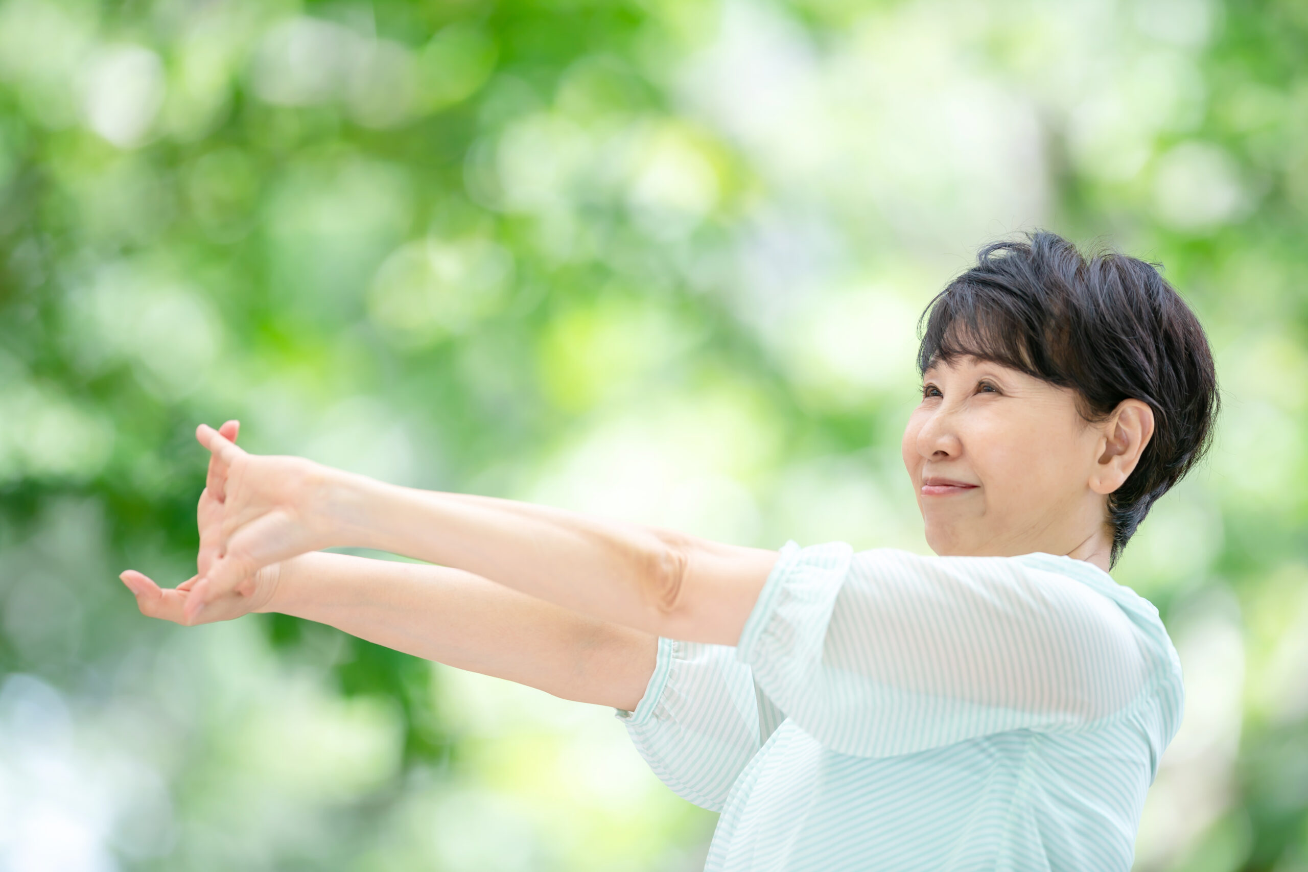 中年女性,新緑,ウォーキング