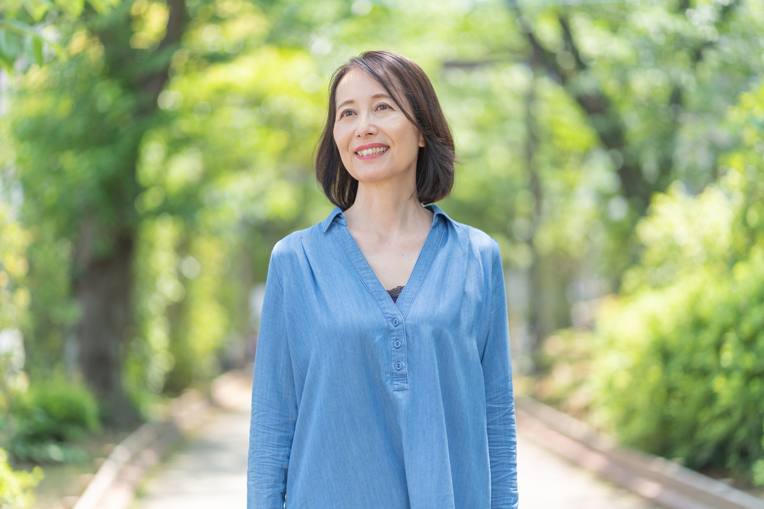 前向きに進もうとしている女性